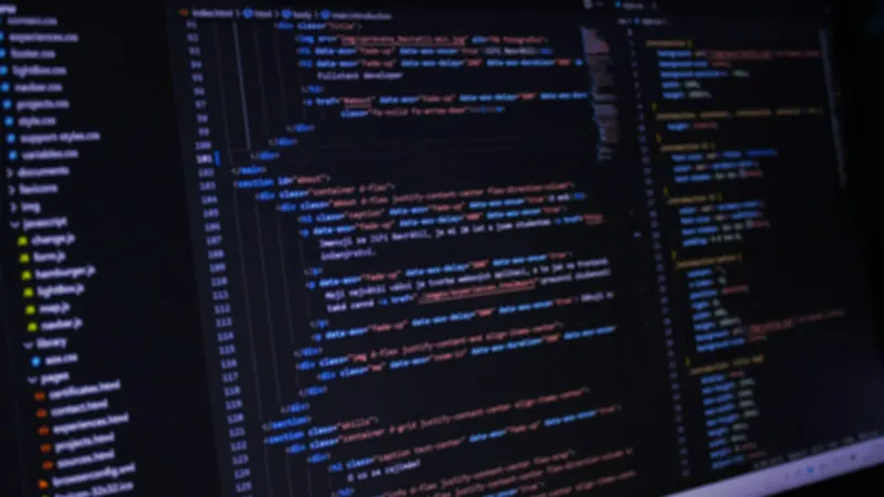 Pantalla de notebook con código fuente