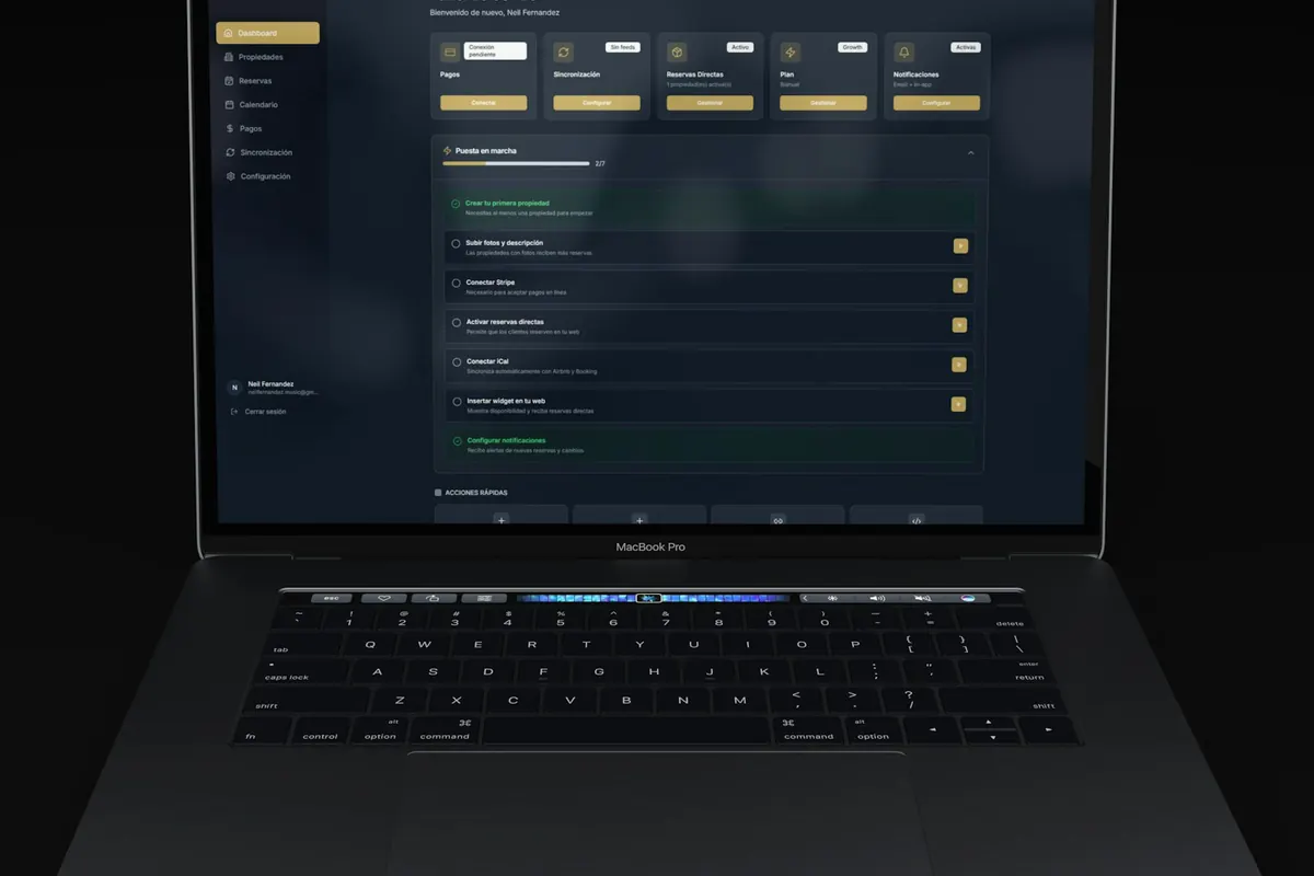 Notebook con un panel de control en modo oscuro