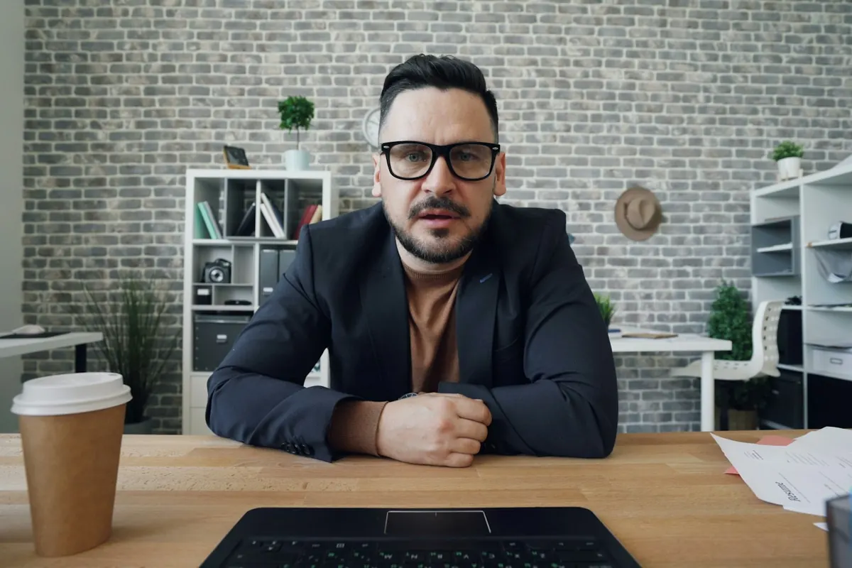 Profesional en una videollamada desde su escritorio