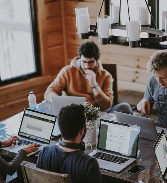 Equipo trabajando en soluciones digitales